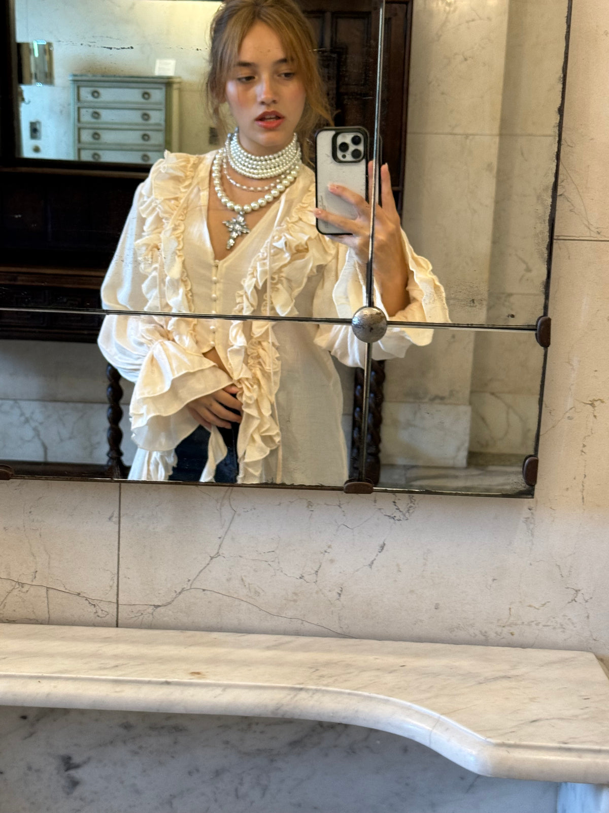 Crownless, look