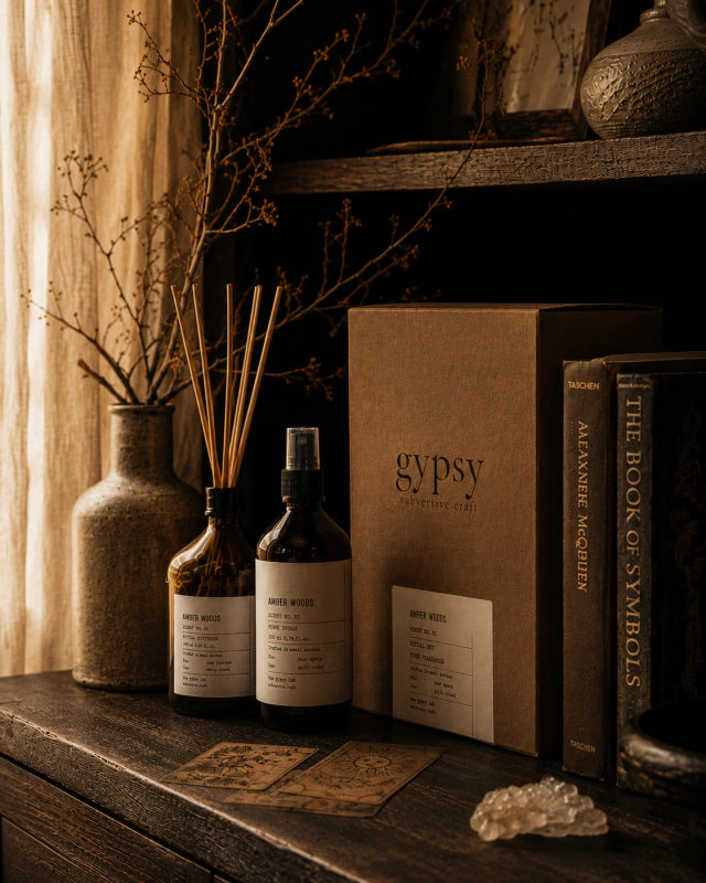 Gypsy Scent No.01 Ritual Set — caja con difusor, spray, hierbas y cartas de tarot